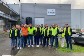 Des personnes avec gilets jaunes devant la laiterie