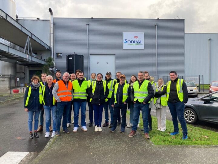 Des personnes avec gilets jaunes devant la laiterie
