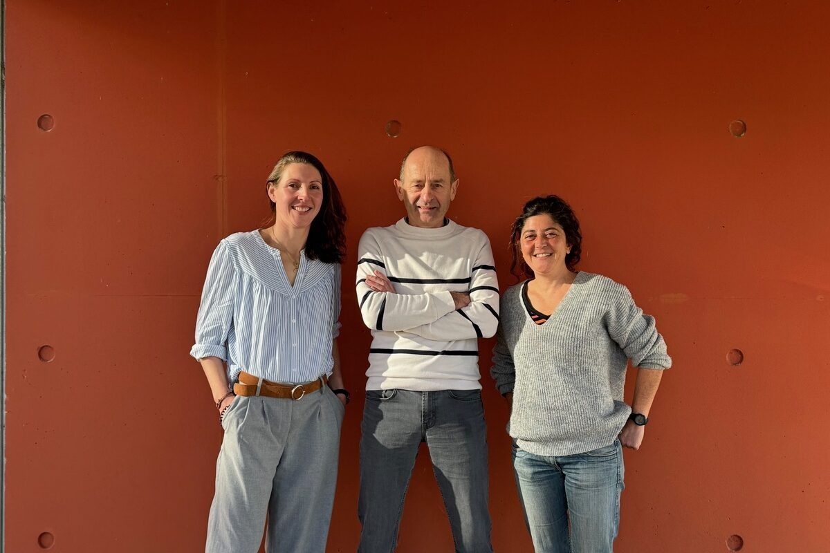 Deux femmes et un homme au centre devant un fond rouge - Illustration La transmission, un train à ne pas rater