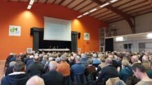 une salle avec des personnes assises