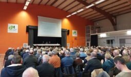 une salle avec des personnes assises