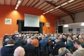 une salle avec des personnes assises