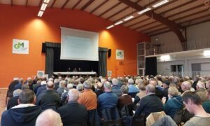 une salle avec des personnes assises