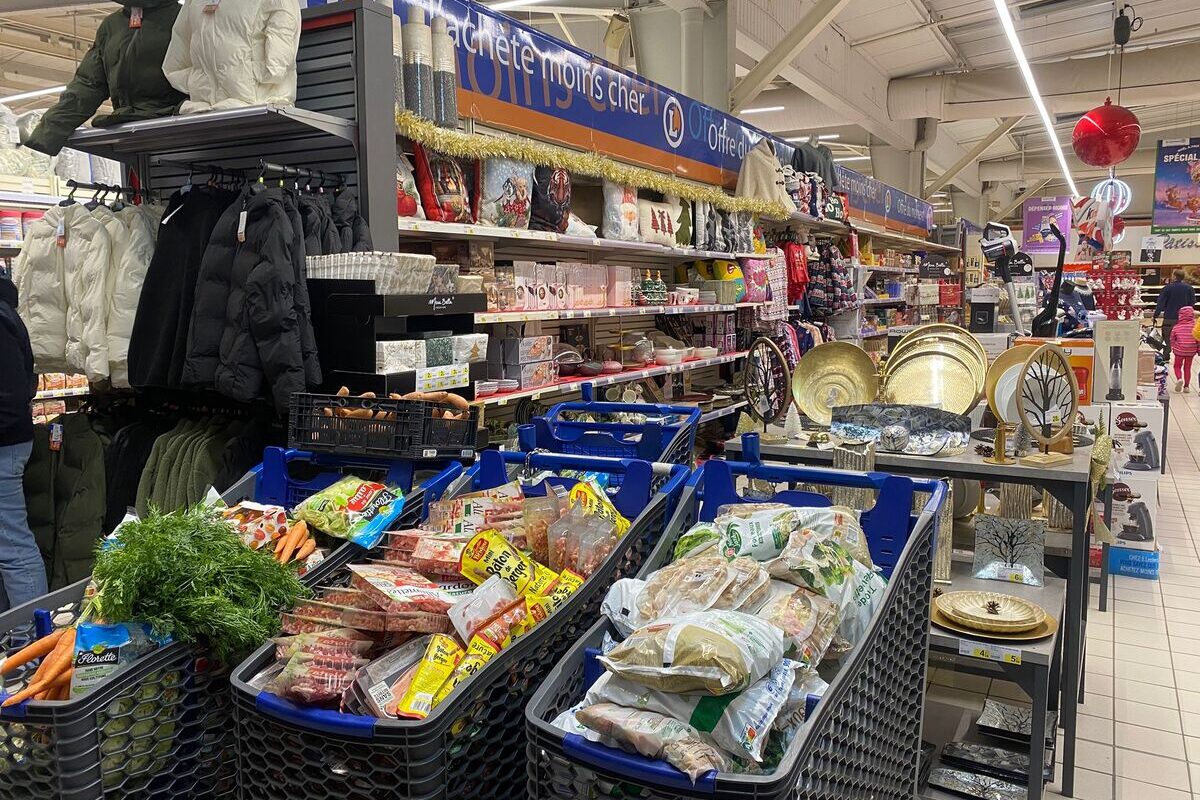 Trois caddy remplis de produits alimentaires dans un magasin de grande distribution - Illustration Les agriculteurs visitent les GMS de Paimpol