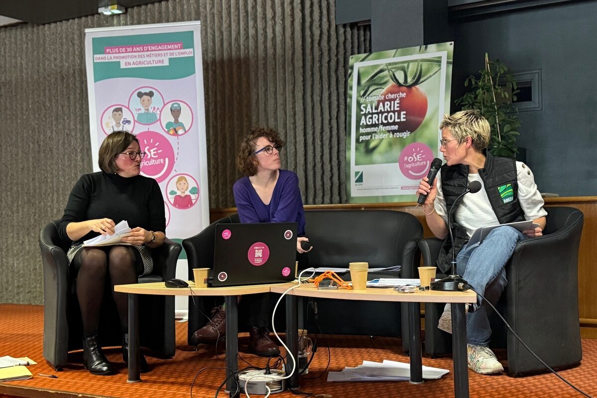 Trois femmes assises autour d'une table lors d'un débat - Illustration L’élevage breton offre des emplois durables