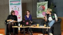 Trois femmes assises autour d'une table lors d'un débat