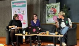 Trois femmes assises autour d'une table lors d'un débat