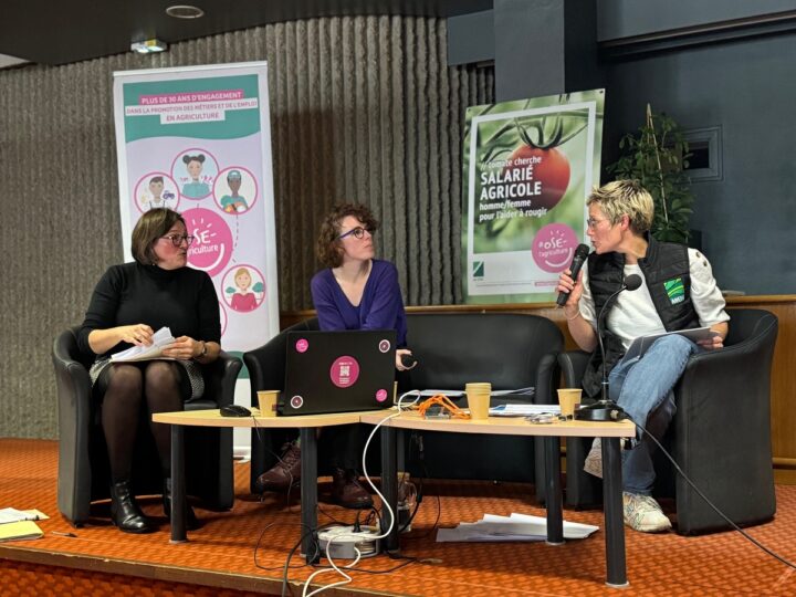 Trois femmes assises autour d'une table lors d'un débat