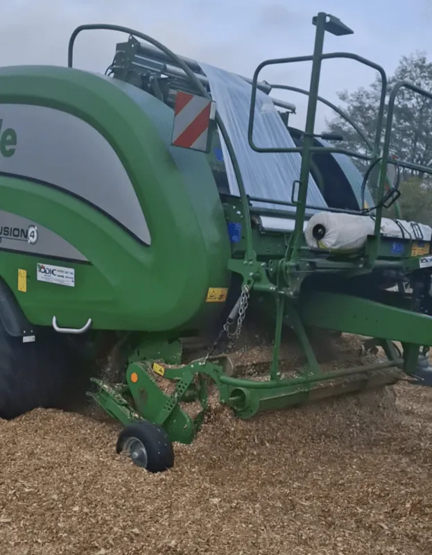 En une longueur de 40 m, la presse se charge pour une balle. Il faut que le pick-up soit toujours gavé.