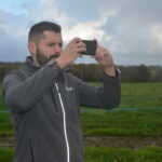 Une personne prend une photo avec un smartphone