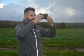 Une personne prend une photo avec un smartphone