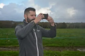 Une personne prend une photo avec un smartphone