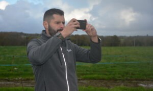 Une personne prend une photo avec un smartphone