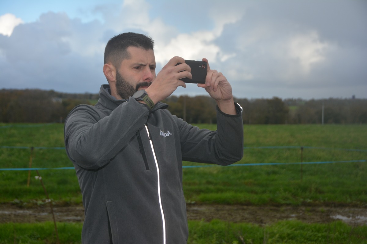 Une personne prend une photo avec un smartphone - Illustration Cuber précisément le stock DE fourrage