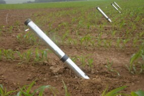 Un tube enfoncé dans un champ