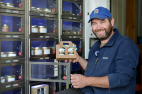 DUn homme en train de remplir des casiers de vente directe