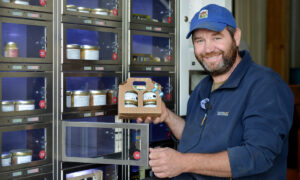 DUn homme en train de remplir des casiers de vente directe