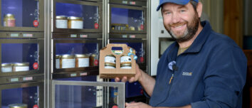 DUn homme en train de remplir des casiers de vente directe