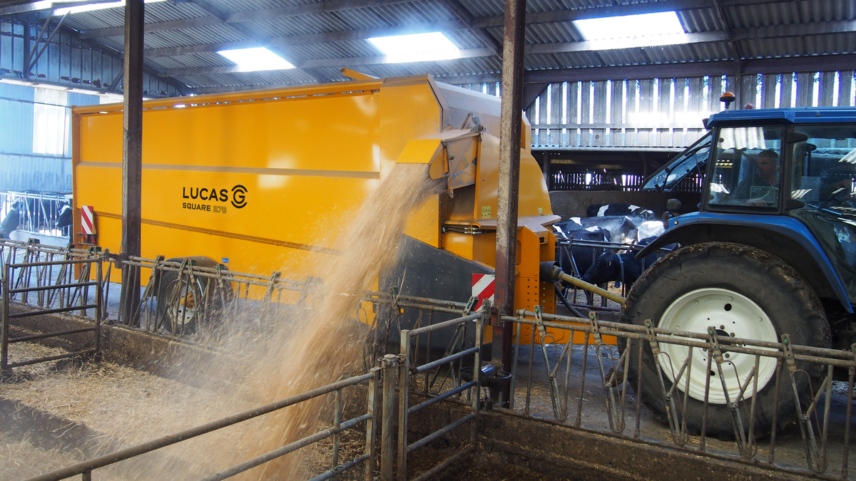 Une pailleuse attelée à un tracteur en train de projeter de la paille sur le côté - Illustration Bien choisir sa pailleuse grand volume