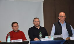 Trois hommes à une tribune