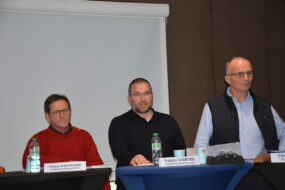 Trois hommes à une tribune