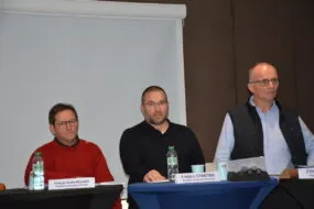 Trois hommes à une tribune