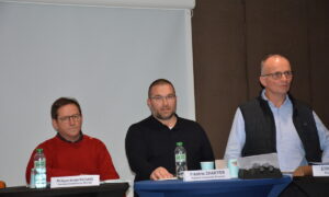 Trois hommes à une tribune