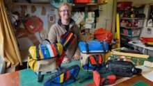 Un homme présente ses sacoches pour vélo colorées