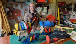 Un homme présente ses sacoches pour vélo colorées