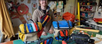 Un homme présente ses sacoches pour vélo colorées