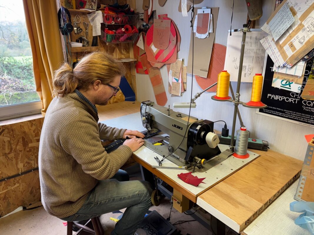 UN homme en traind de coudre grâce à une machine