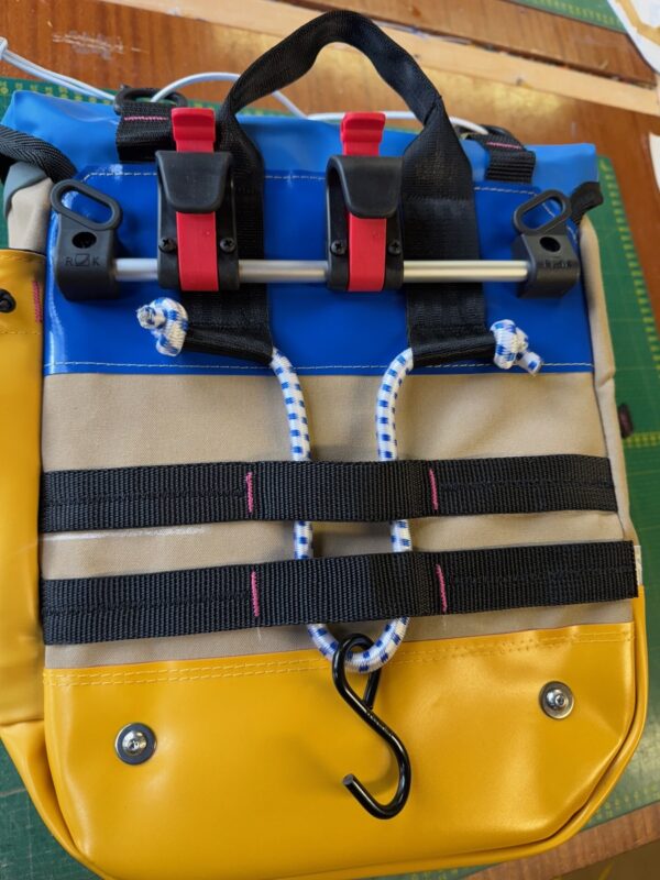 Une sacoche pour vélo colorée