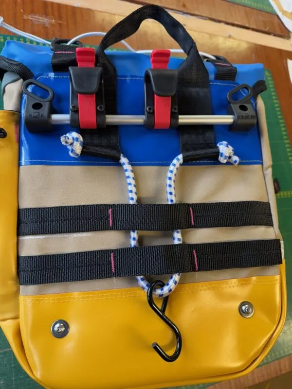 Une sacoche pour vélo colorée