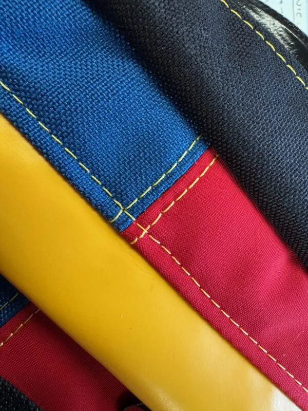 Détails de couture sur des matières colorées