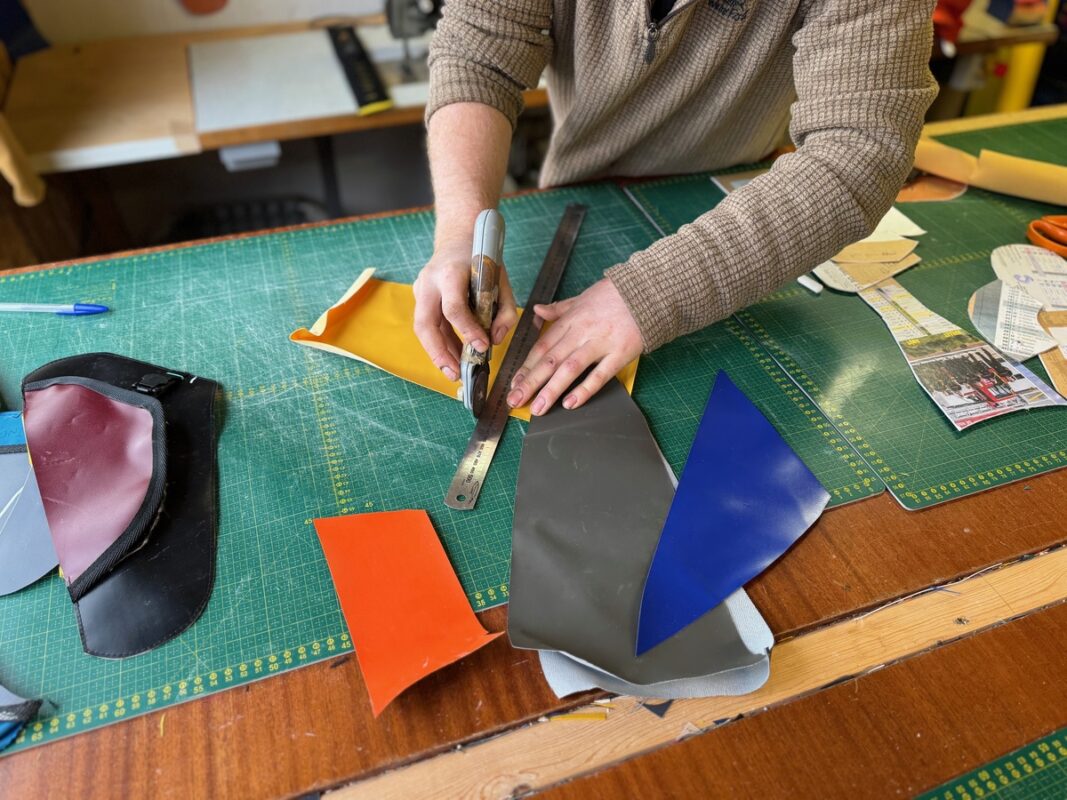 Gros plan sur des mains qui découpent des matériaux colorés