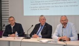 Trois hommes à une tribune