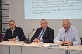 Trois hommes à une tribune