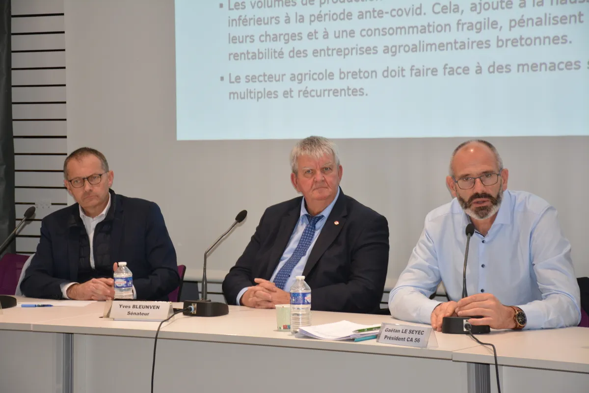 Trois hommes à une tribune - Illustration « De la solidarité territoriale pour soutenir l’élevage »