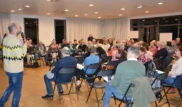 Groupe de personnes dans une salle
