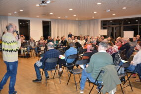 Groupe de personnes dans une salle