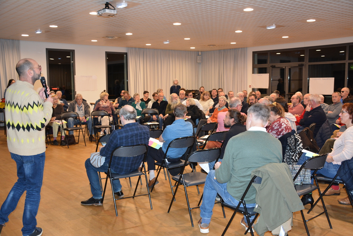 Groupe de personnes dans une salle - Illustration Des organisations collectives fortes à Questembert communauté