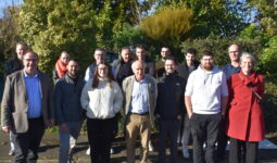 Des pêrsonnes devant une haie
