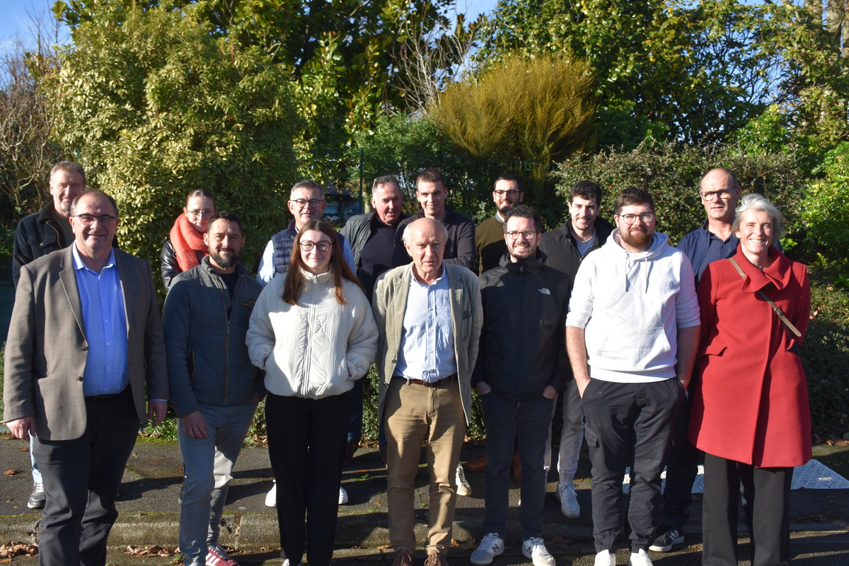 Des pêrsonnes devant une haie - Illustration Agroforesterie et gestion des haies en vidéo