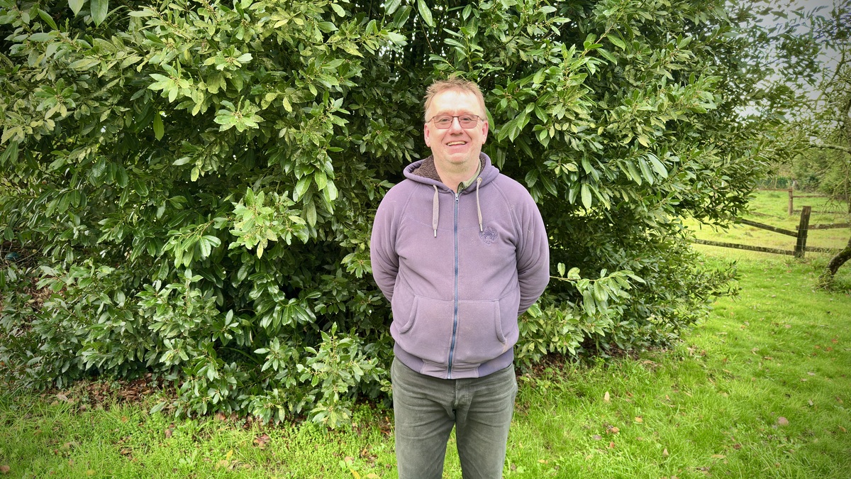 Un homme avec les bras dans le dos dans un jardin - Illustration « Salarié, c’est un métier d’avenir »