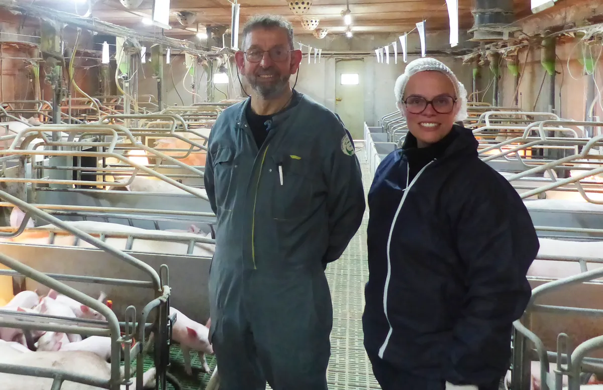 Un homme et une femme dans une maternité porcine - Illustration Alimentation truie en maternité : stratégie et savoir-faire