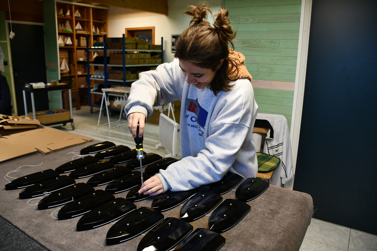 Iris finalise les voiliers destinés
à être offerts par une entreprise.