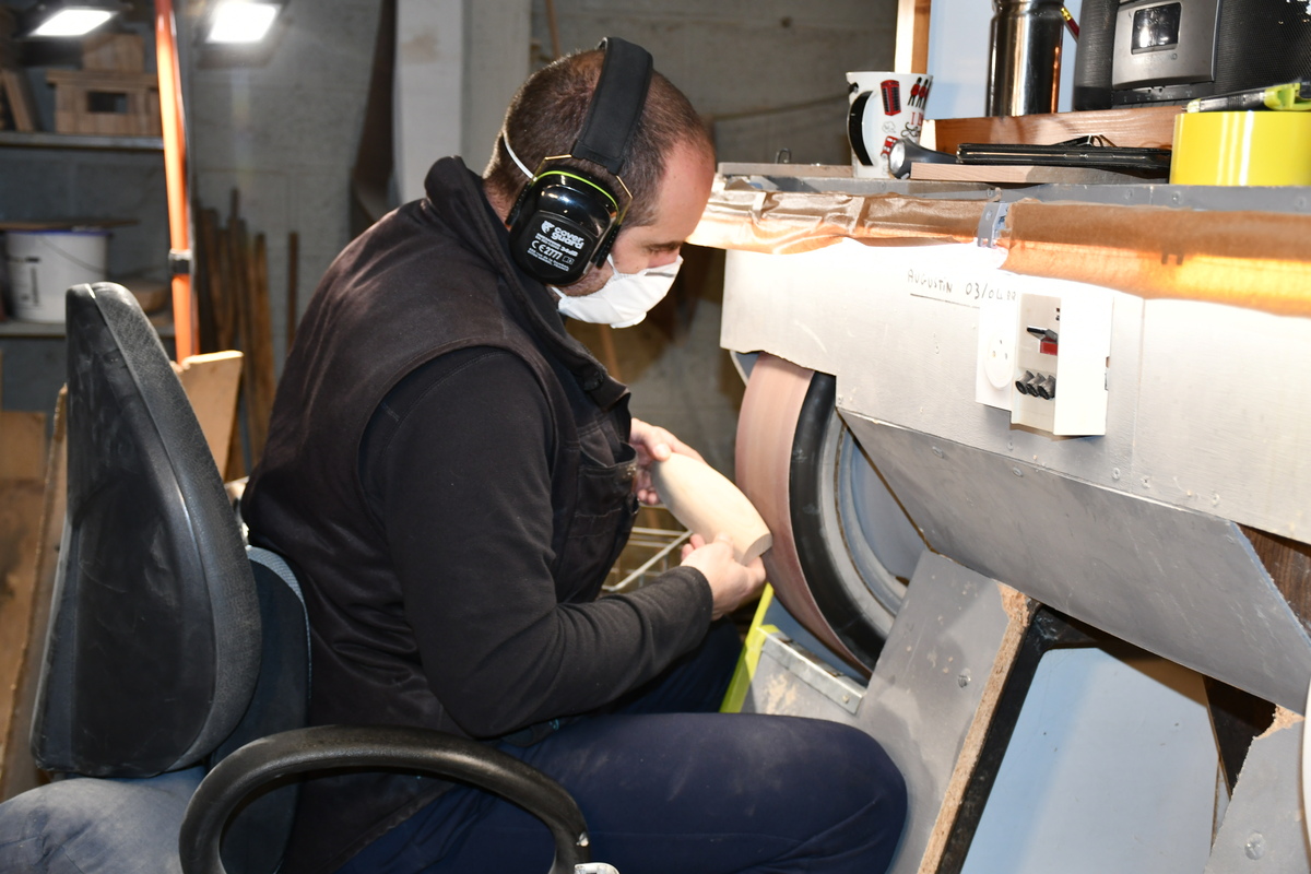 Opération de ponçage d'une coque de voilier avec une ancienne machine.