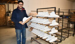 un homme montre des jouets peints