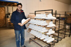 un homme montre des jouets peints