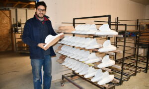 un homme montre des jouets peints